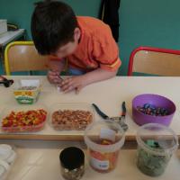 Atelier mosaïque sur le thème du recyclage, école du Careï (Menton).