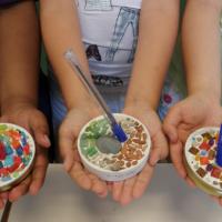 Atelier mosaïque sur le thème du recyclage, école du Careï (Menton).