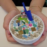 Atelier mosaïque sur le thème du recyclage, école du Careï (Menton).