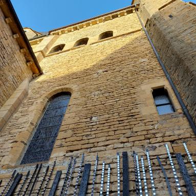 Installation mosaïque de l'artiste Joël Barguil, cloître de la basilique de Paray-le-Monial