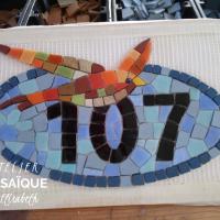 Numéro de rue avec oiseau en mosaïque